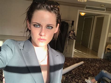 Kristin stewart leaked. Twilight actor Kristen Stewart and singer Miley Cyrus have been targeted by hackers. Their nude pictures with ex girlfriend model Stella Maxwell have been leaked online. 