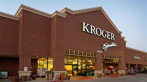 Kroger ranks as one of the world’s largest retailers. We are nearly half a million associates across 2,800 stores in 35 states operating two dozen grocery retail brands and 34 manufacturing and 44 distribution locations, all dedicated to living our Purpose: to Feed the Human Spirit™. Together, we serve more than 11 million customers daily .... 