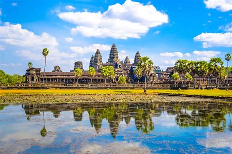 Siem Reap được miêu tả là "còn nhỏ hơn một ngôi làng" khi các nhà thám hiểm người Pháp như Henri Mouhot "tái khám phá" Angkor vào thế kỷ 19. Tuy nhiên, du khách châu Âu đã đến thăm di tích đền thờ sớm hơn nhiều, bao ….