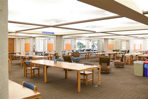 Covered drinks and non-messy snacks that don't have a strong smell are allowed as long as they are not consumed while using library computers or equipment. There are cafes in Anschutz and Watson Libraries with limited hours where students can have a bite and a break.. 