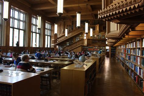 The Khalifa University Libraries provide group study room