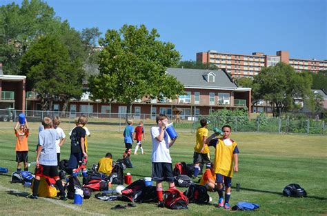 Ku soccer camp. A Major League Soccer game lasts 90 minutes, with two 45-minute halves. Halftime in a MLS game lasts 15 minutes. Stoppage time is often added to games, usually making them a few minutes longer than 90 minutes. 