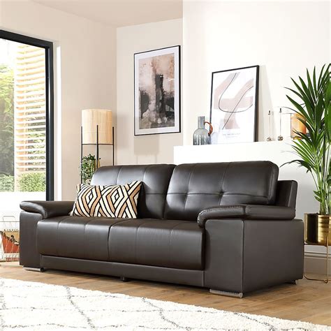 Ku sofas. The weight of a couch varies based on the size, type and if it has heavy elements, such as a sofa bed. An average three-seated couch is approximately 350 pounds. Since there are so many types of couches made with varied materials, it is har... 