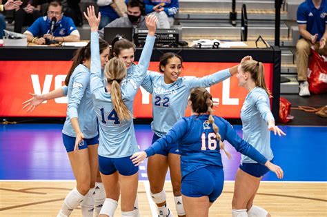 Ku volleyball live. The No. 17 Kansas volleyball team fell in a four-set heartbreaker (17-25, 25-16, 18-25, 22-25) at No. 8 Texas on Thursday night in Gregory Gym in Austin. Riding a three-match winning streak, the No. 17 Kansas volleyball team (12-2, 3-1 Big 12) will take on the No. 8 Texas Longhorns (9-3, 4-0) in a pair of matches set for October 5-6 in Austin. 