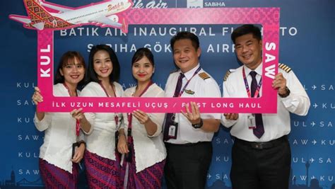 Kuala Lumpur-Sabiha Gökçen seferini yapan ilk uçak törenle karşılandıs