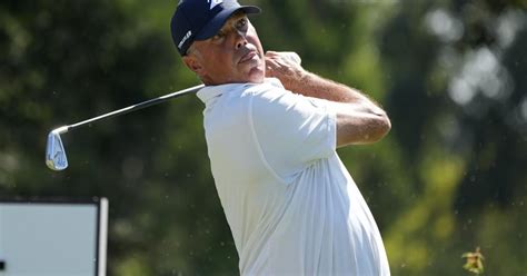 Kuchar blows 6-shot lead with late collapse, falls into tie with Villegas in Mexico