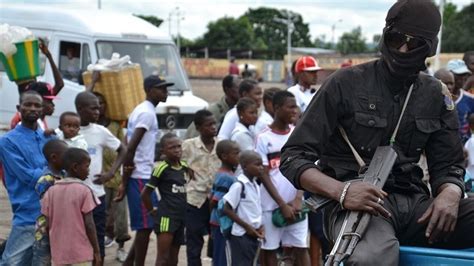 En RDC, résurgence du phénomène "kuluna" dans la ville de Kinshasa. Ce banditisme urbain touche plusieurs quartiers populaires de la capitale congolaise. Chaque jour, des bandes de jeunes délinquants drogués munis de machettes agressent et extorquent des paisibles citoyens. Les autorités rassurent mettre tout en œuvre pour éradiquer ce phénomène.. 