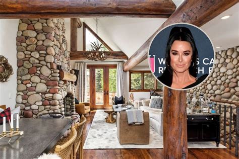 Since moving into her new Aspen vacation home in August 2022, Kyle Richards has shared glimpses of the beautiful house in social media posts. One month after getting settled in, The Real .... 
