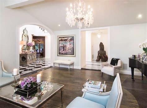 Mar 15, 2021 · The Real Housewives of Beverly Hills cast member showed off the beautiful couch and eye-catching artwork in her abode. By Jenny Berg Mar 15, 2021, 3:21 PM ET Kyle Richards Is Staying Put in Her ... . 