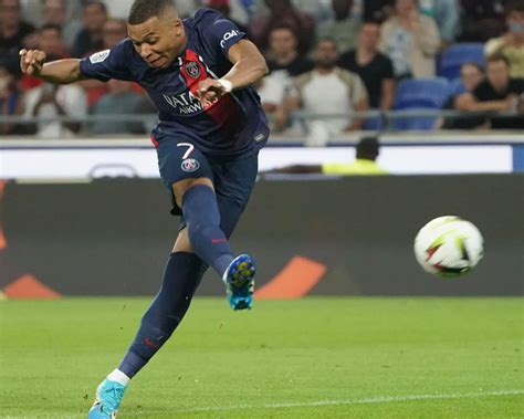 Kylian Mbappé scores 2 goals as PSG routs Lyon 4-1 in French league