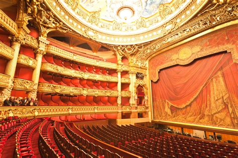 L'opera garnier. L'histoire de l'Opéra Garnier remonte au 19e siècle, à une époque où Paris était le centre de la vie artistique et culturelle de l'Europe. L'empereur Napoléon III, soucieux de faire de Paris une ville moderne et majestueuse, décida de construire un nouvel opéra pour remplacer l'ancienne salle Le Peletier, devenue obsolète. 
