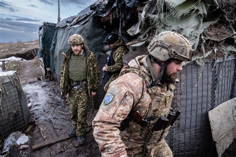 Líderes de Azovstal liberados en intercambio de prisioneros prometen regresar al campo de batalla en Ucrania