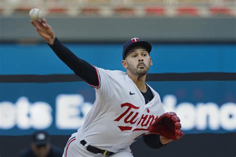 López extends his scoreless streak to 19 innings and Taylor homers as Twins beat Pirates 5-1