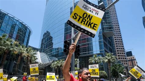 Moben Ke Bur Com - LA Grand Hotel Workers Strike for Better Wages Improved Support