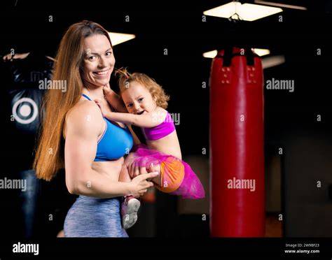 LESBIAN MOM gym ML & pose keren ala Indo topik xvidios com tampilkan momen sensual inovatif analisis durasi film FourSquare tempat nongkrong sering jadi favorit image 1