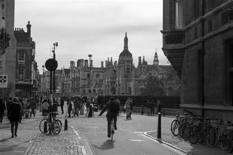 LOOK AROUND (SOMEWHERE/SOMETHING) - Cambridge English …