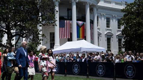 La Casa Blanca prohíbe el acceso a activista trans por foto topless en evento del Orgullo Gay