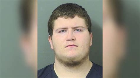 La Policía de Florida detuvo a un joven de 19 años luego de se encontraran amenazas escritas de tiroteos durante una parada de tráfico de rutina