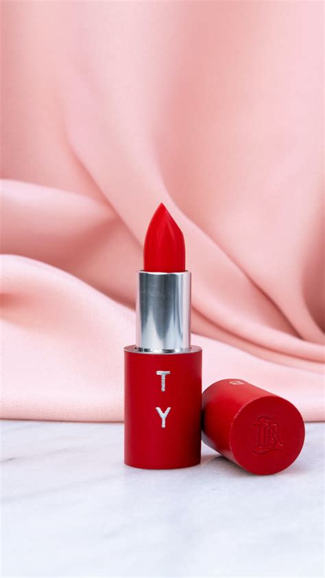 La bouche rouge. Tuxedo. Uncover the sophisticated red listick by designer and entrepreneur Alex Rivière. Comprised of over 88% ingredients of natural origin, the lipstick is vegan, clean and free from microplastics, beeswax and silicones. 