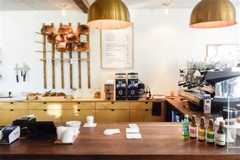 La cabra coffee. Åbner i et nyt vindue. La Cabra er et moderne kafferisteri med base i Danmark. Vi omfavner innovation og gennemsigtighed i hvert enkelt trin fra bær til kop, og med vores 'single roast'-filosofi stræber vi efter at introducere dig for nogle uforglemmelige kaffeoplevelser. 