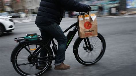 La ciudad de Nueva York ordena el pago del salario mínimo para trabajadores que entreguen alimentos a través de aplicaciones