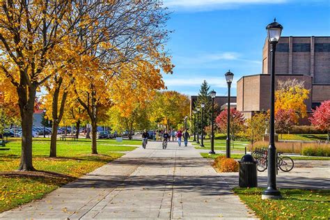 La crosse campus. According to The College Board, 40 percent of full-time college students at public universities and 64 percent at private universities live on-campus. The remainder of students liv... 