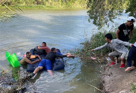 La desesperación acecha: migrantes en México se lanzan al peligroso río Bravo para llegar a EEUU