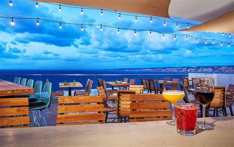 La jolla cafe. Enjoy a delicious meal with a stunning view at Splash Cafe in La Jolla, located inside the Birch Aquarium at Scripps. Choose from a variety of sandwiches, salads, soups, and snacks, and don't miss the famous clam chowder. Open daily from 9:00 am to 4:30 pm. 