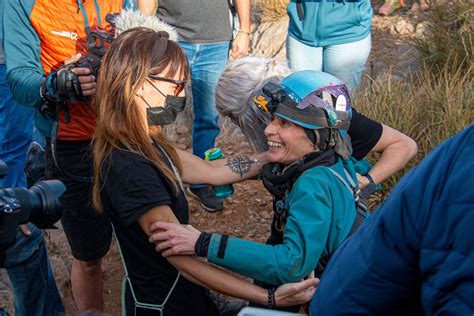 La mujer que ha estado en una cueva 500 días sale a la luz