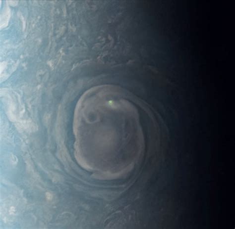 La nave espacial Juno de la NASA capta una imagen de un rayo fantasmal en Júpiter