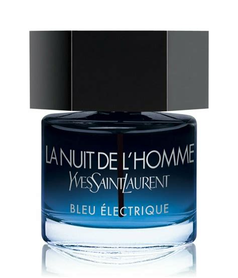 La nuit de lhomme bleu electrique. Příběh vůně. Klasická kořenitá toaletní voda Yves Saint Laurent La Nuit de L'Homme se zahalila do elektricky modré barvy a dala vzniknout nové, intenzivnější variaci. Zrodila se moderní a smyslná La Nuit de L'Homme Bleu Électrique, kterou parfumér Dominique Ropion obohatil o pikantně svěží zázvor a aromatické tóny geránia. 