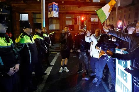 La policía arresta a 34 personas por los violentos enfrentamientos en Dublín tras el apuñalamiento de 5 personas