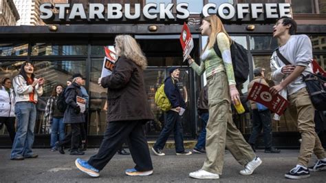La protesta del “Día de la taza roja” sería la mayor huelga de la historia de Starbucks