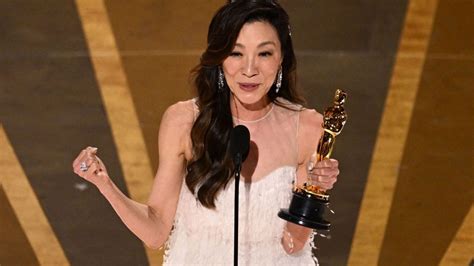 La reacción de la mamá de Michelle Yeoh ante el histórico premio Oscar por “Everything Everywhere All at Once”