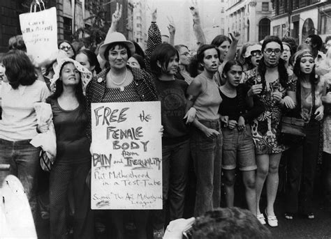 La revolución femenina de las mujeres. - Historia del cuerpo y servicio de estado mayor.