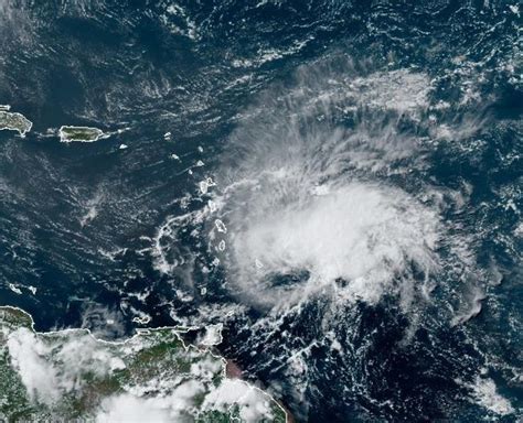 La tormenta tropical Bret azota las islas orientales del Caribe con vientos y lluvias fuertes