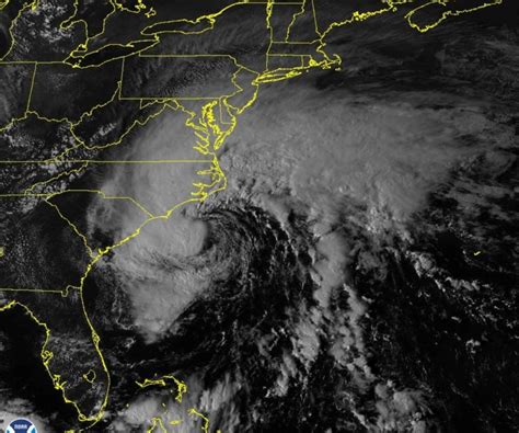 La tormenta tropical Ophelia azota parte de la costa este mientras se acerca a Carolina del Norte
