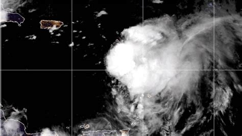 La tormenta tropical Philippe toca tierra en Barbuda