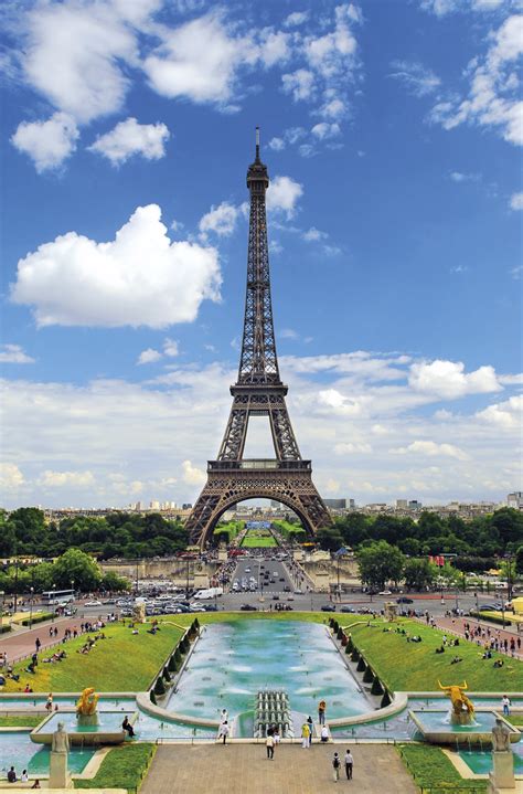  A Torre Eiffel é uma construção de ferro de 300 metros de altura que foi criada para a Exposição Universal de Paris de 1889. Atualmente é o símbolo mais representativo de Paris. O nascimento da torre. Com um design criado por Gustave Eiffel, a construção da Torre Eiffel durou pouco mais de dois anos e nela trabalharam 250 pessoas. . 