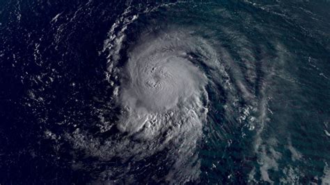 La trayectoria incierta del poderoso huracán Lee pone en alerta a los meteorólogos, mientras sigue ganando fuerza
