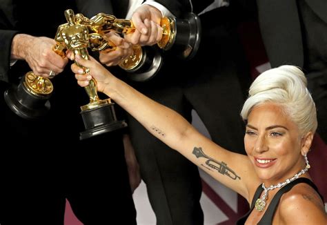 Lady Gaga brilla en los Oscar con su emotiva interpretación de “Hold My Hand” y un look sencillo que sorprendió