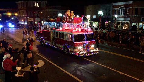 Lafayette christmas parade. This Saturday, the annual Christmas parade will be held for 2021 in Lafayette as well as Red Boiling Springs. Santa Claus is coming to town. Of course, Santa will be here on Christmas Eve, but he ... 