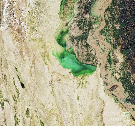 Lake Manchar is Overflowing - earthobservatory.nasa.gov