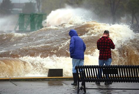 Lake superior wave forecast duluth. Duluth marks the third-snowiest winter, but temperatures are forecast into the 60s next week. High waves crash at the end of the breakwall in Lake Superior on Tuesday in Two Harbors. Clint Austin ... 