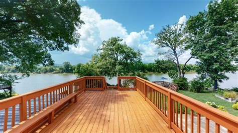 This vacation rental is located in Nashville, Tennessee, only minutes from the bustling downtown. The front door is a mere matter of steps away from the edge of Old Hickory Lake, which is a tranquil reservoir on the Cumberland River. Glampers will enjoy views of the water while surrounded by tall, shady trees, creating a true sense of privacy.. 