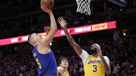 Lakers’ fourth-quarter rally falls short as Nuggets win Game 1