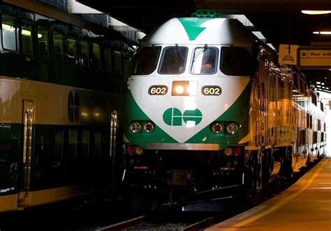 Lakeshore West GO train briefly delayed after 2 people injured near Burlington