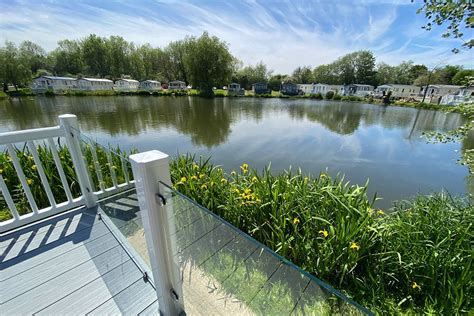 Lakeview Lodge - Cotswold Water Park - Waterside Breaks