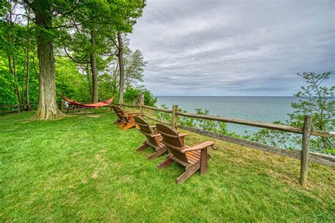 Lakeview on the lake. Now $130 (Was $̶1̶6̶3̶) on Tripadvisor: Lakeview on the Lake, Erie. See 159 traveler reviews, 203 candid photos, and great deals for Lakeview on the Lake, ranked #3 of 10 B&Bs / inns in Erie and rated 4.5 of 5 at Tripadvisor. 