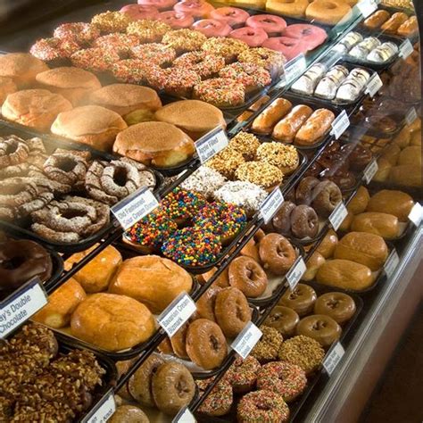 Lamar donuts. Fun donut shop to work at. Server (Former Employee) - Phoenix, AZ - October 10, 2021. Manager is amazing, hours are good, tips are good. Pay is good. Staff is great to work with, they train well. You either have opening shift mid shift or closing, which they close at 2pm everyday so closing is not bad. 